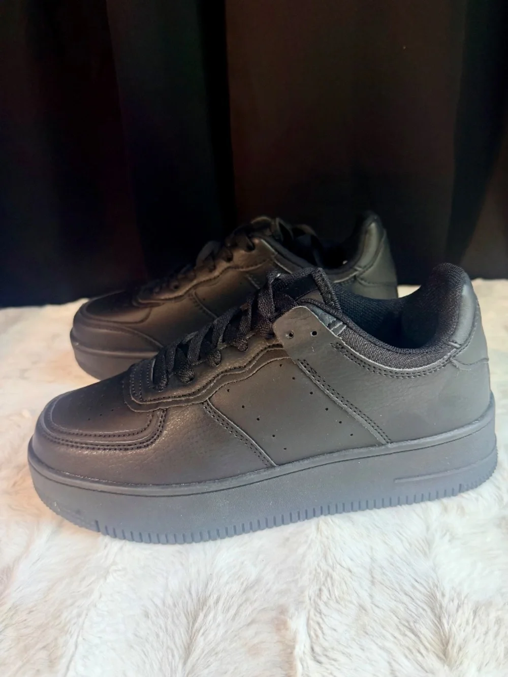 Berness Black Low-Top Sneakers With A Silver Butterfly Chain - Picture 7 of 9